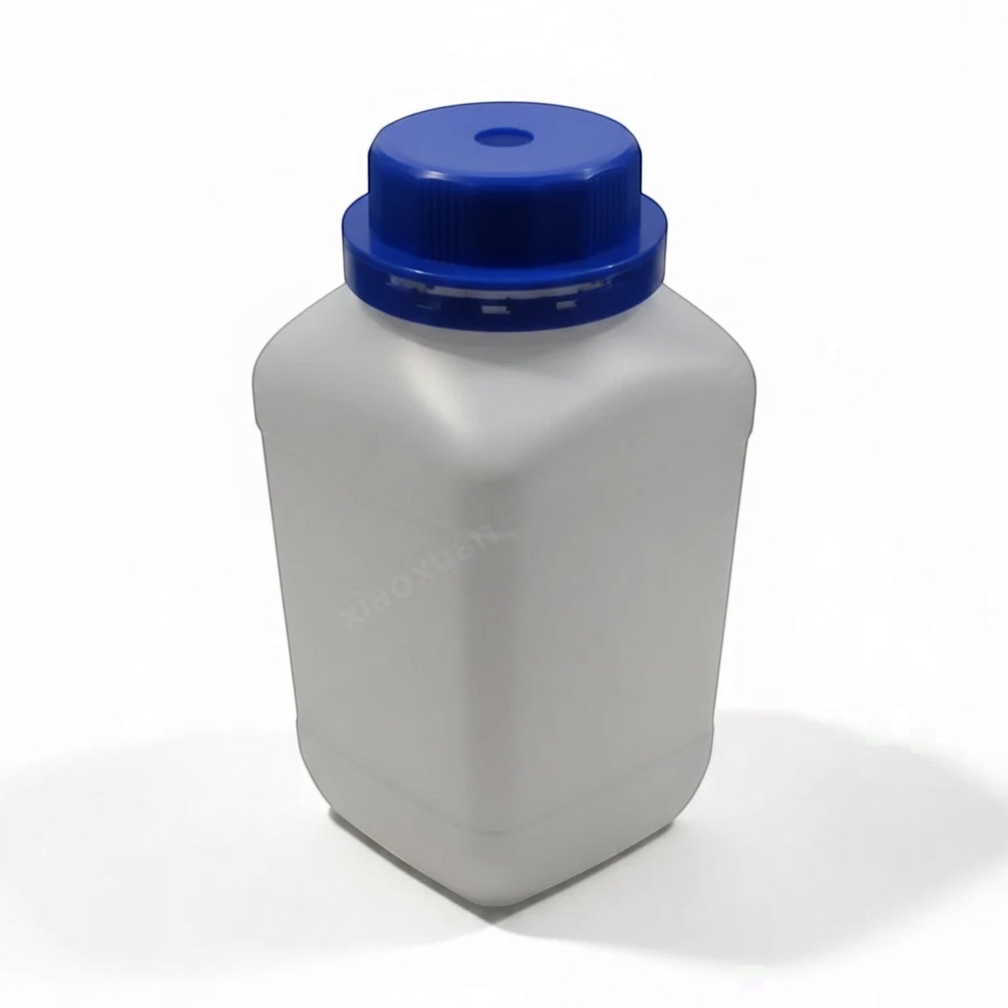 CC1 Reinigungsmittelflasche aus mattweißem Kunststoff mit blauem Schraubdeckel