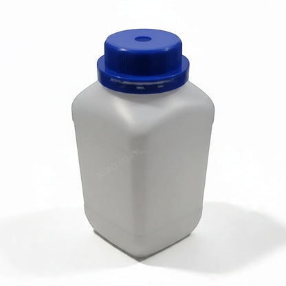 CC1 Reinigungsmittelflasche aus mattweißem Kunststoff mit blauem Schraubdeckel