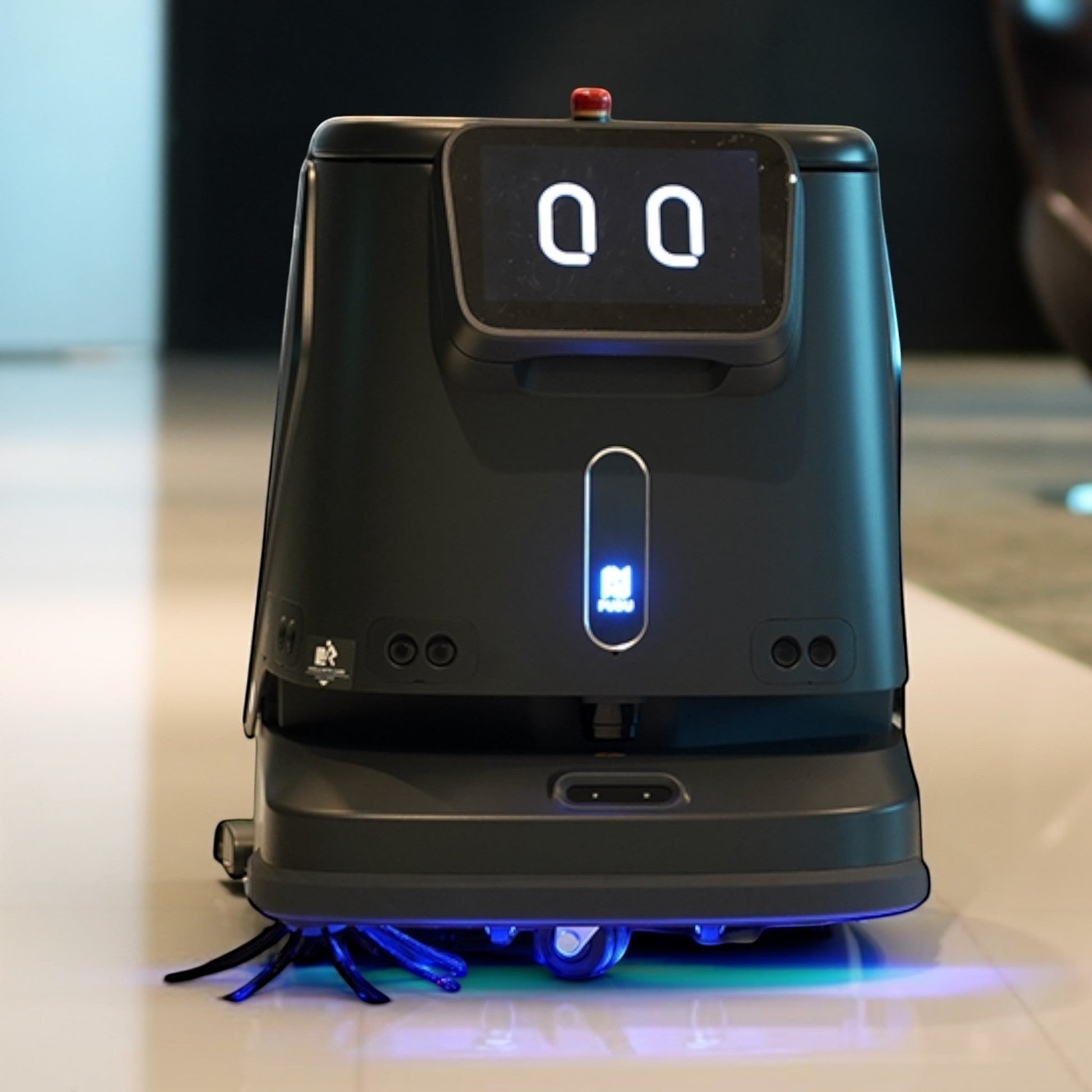 Pudu CC1 professioneller Reinigungsroboter in Schwarz mit 4-in-1 Funktion: Scheuern, Saugen, Kehren und Wischen.