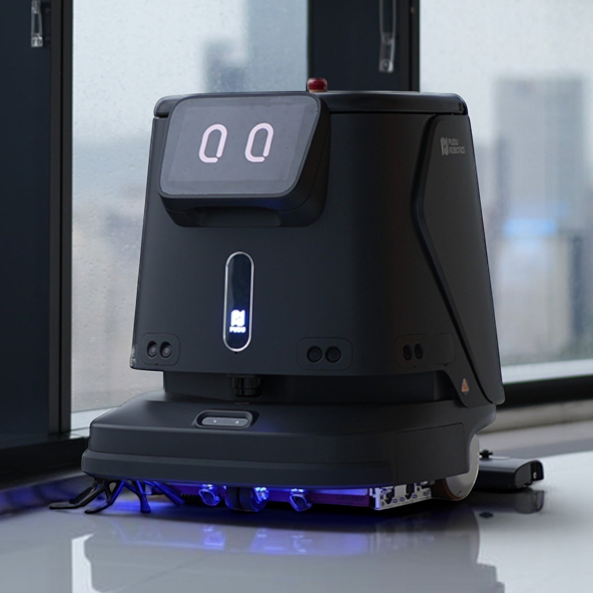 Pudu CC1 professioneller Reinigungsroboter in Schwarz mit 4-in-1 Funktion: Scheuern, Saugen, Kehren und Wischen.